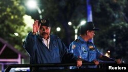 El presidente de Nicaragua, Daniel Ortega, participa en un desfile militar para conmemorar el 40 aniversario de la fundación de la Policía Nacional en Managua, el 12 de agosto de 2022.