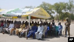 Des hommes détenus par l'armée nigériane et qui n'avaient pas de lien avec Boko Haram attendent leur libération dans la caserne de Giwa, à Maiduguri, Nigeria, le 12 février 2016.