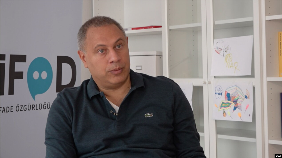 İfade Özgürlüğü Derneği (İFÖD) kurucularından hukukçu Prof. Dr. Yaman Akdeniz, VOA Türkçe’nin sorularını yanıtladı. (ARŞİV)