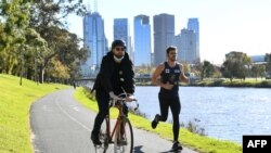 Orang-orang berolahraga di Melbourne di tengah lockdown, 2 Juni 2021. (Foto oleh William WEST/AFP)