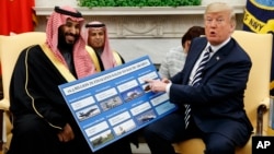 Presiden AS Donald Trump (kanan) menunjukkan kesepakatan senjata dengan Saudi Arabia pada pertemuan dengan Putra Mahkota Arab Saudi Mohammed bin Salman di Gedung Putih hari Selasa (20/3).