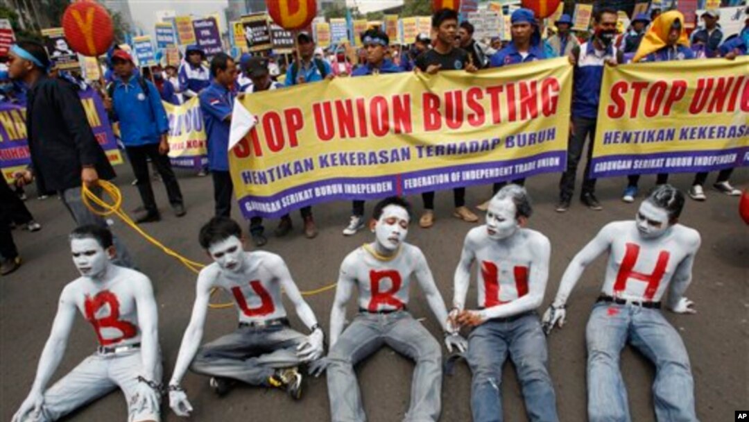 Para pekerja mencat wajah dan tubuhnya dalam aksi demonstrasi memperingati Hari Buruh Sedunia di Jakarta, Rabu (1/5). (AP/Achmad Ibrahim)