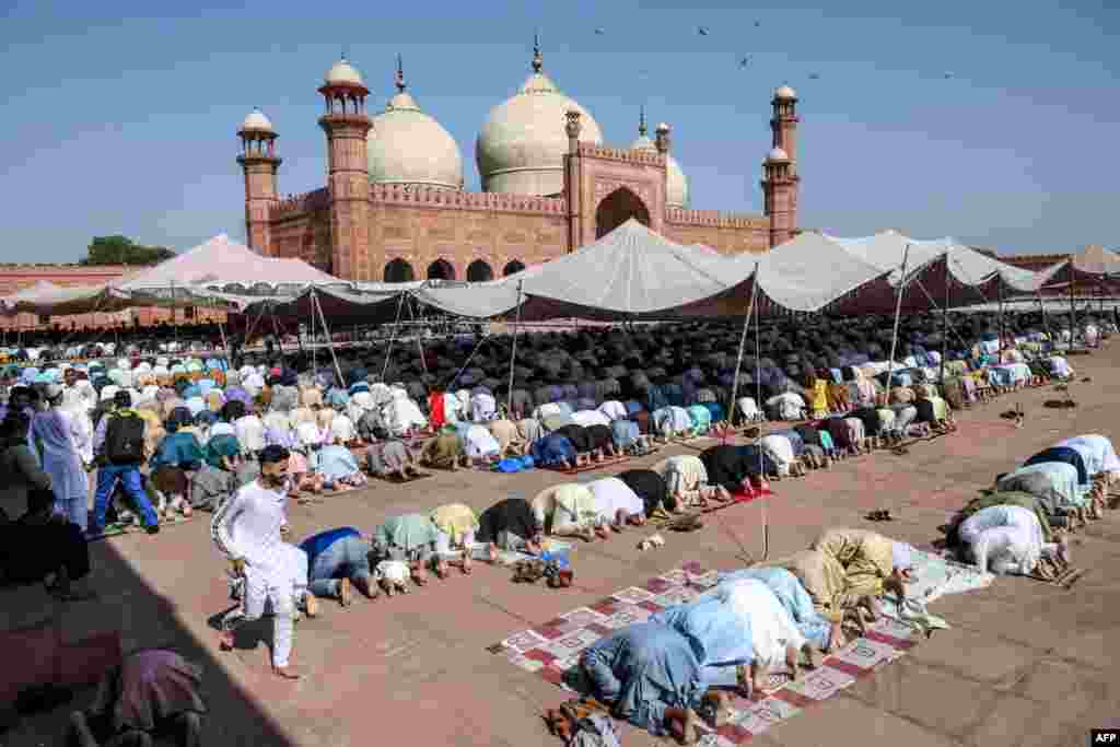 بادشاہی مسجد میں نماز عید کی ادائیگی کے دوران کرونا وائرس سے بچاؤ کے لیے صفوں میں مناسب فاصلہ رکھا گیا۔