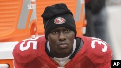 Dalam foto 17 Oktober 2010 ini, Phillip Adams (35) duduk di pinggir lapangan selama kuartal pertama pertandingan sepak bola NFL di San Francisco. (Foto: AP/Paul Sakuma)