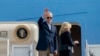 Presiden Joe Biden dan ibu negara Jill Biden tampak menaiki pesawat Air Force One untuk berangkat menuju Roma, Italia, pada 28 Oktober 2021. Biden akan menghadiri pertemuan kelompok negara G20. (Foto: AP/Gemunu Amarasinghe)