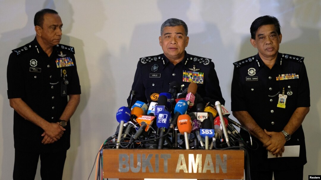 Kepala Kepolisian Nasional Malaysia Khalid Abu Bakar (tengah) saat berbicara kepada media tentang kematian Kim Jong-nam, saudara tiri pemimpin Korea Utara, di markas besar kepolisian Malaysia di Kuala Lumpur, Malaysia, 22 Februari 2017. (Foto: dok.)