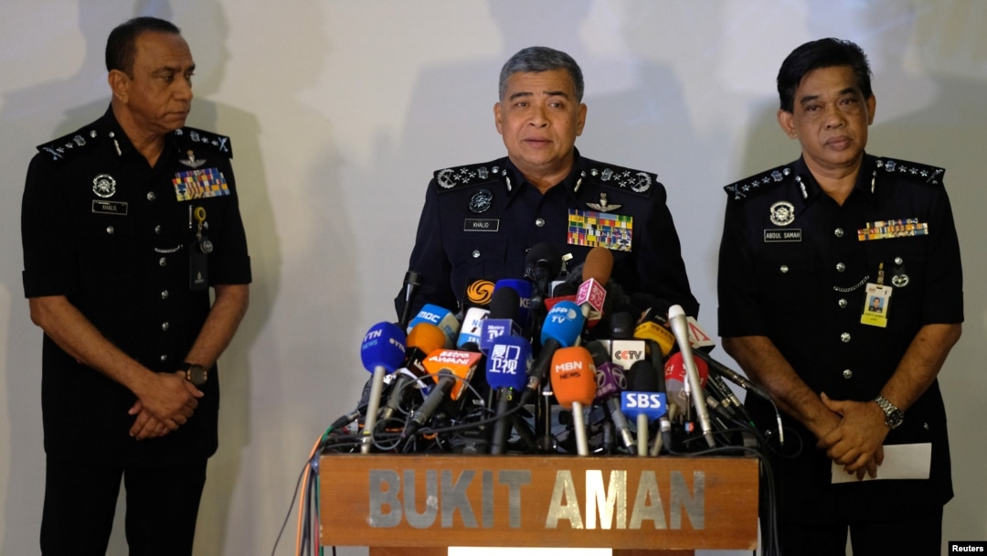 Kepala Polisi Diraja Malaysia, Khalid Abu Bakar (tengah), berbicara dalam konferensi pers tentang pembunuhan kakak tiri Kim Jong-un, Kim Jong-nam, di Kuala Lumpur (22/2). (Reuters/Athit Perawongmetha)