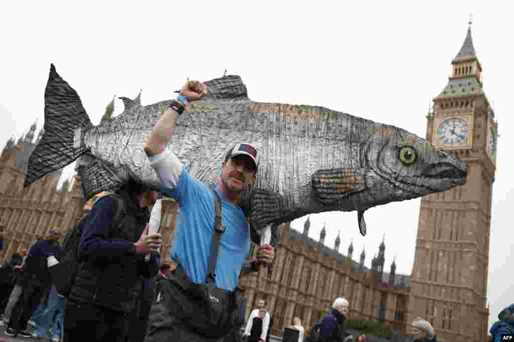 Para pengunjuk rasa ambil bagian dalam aksi &quot;Pawai untuk Air Bersih&quot; di London, menyerukan pemerintah agar &quot;menghentikan peracunan perairan&quot; di Inggris. (AFP)&nbsp;