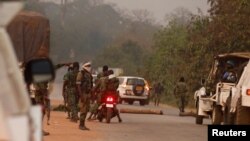 2017年1月6日，科特迪瓦布瓦凯一处检查哨附近，人们看到控制布瓦凯的骚乱士兵。