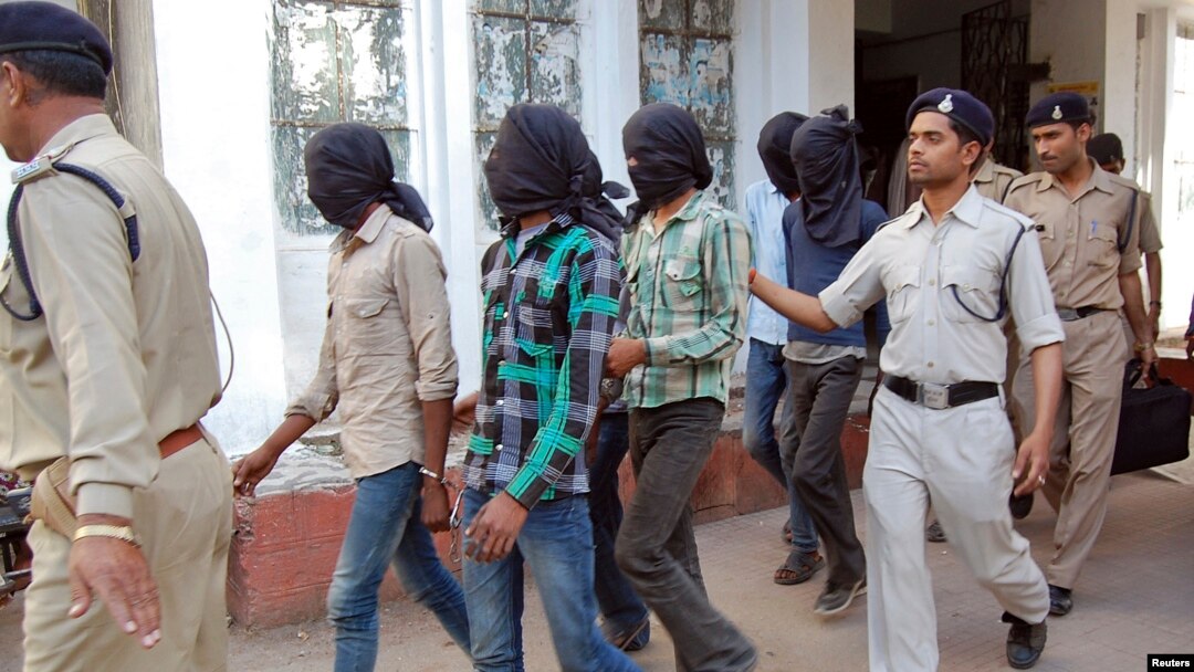 Para sekelompok pemuda terdakwa pelaku perkosaan dalam bus di New Delhi, India, digiring menjuju pengadilan di distrik Datia, Indian tengah, Maret lalu (Foto: dok). Pengadilan anak-anak India akan mengumunkan vonis bagi pelaku perkosaan yang berusia 17 tahun saat melakukan serangan di atas bus tersebut, tanggal 25 Juli mendatang.