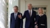 조 바이든(가운데) 미국 대통령과 사울리 니니스퇴(왼쪽) 핀란드 대통령, 마그달레나 안데르손 스웨덴 총리가 19일 백악관 경내를 함께 걸으며 환담하고 있다.