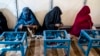 کابل کے ایک کمیونٹی سنٹر میں افغان خواتین خام اون کو دھاگے کی شکل دے رہی ہیں۔ فوٹو اے ایف پی 9 جنوری 2024 