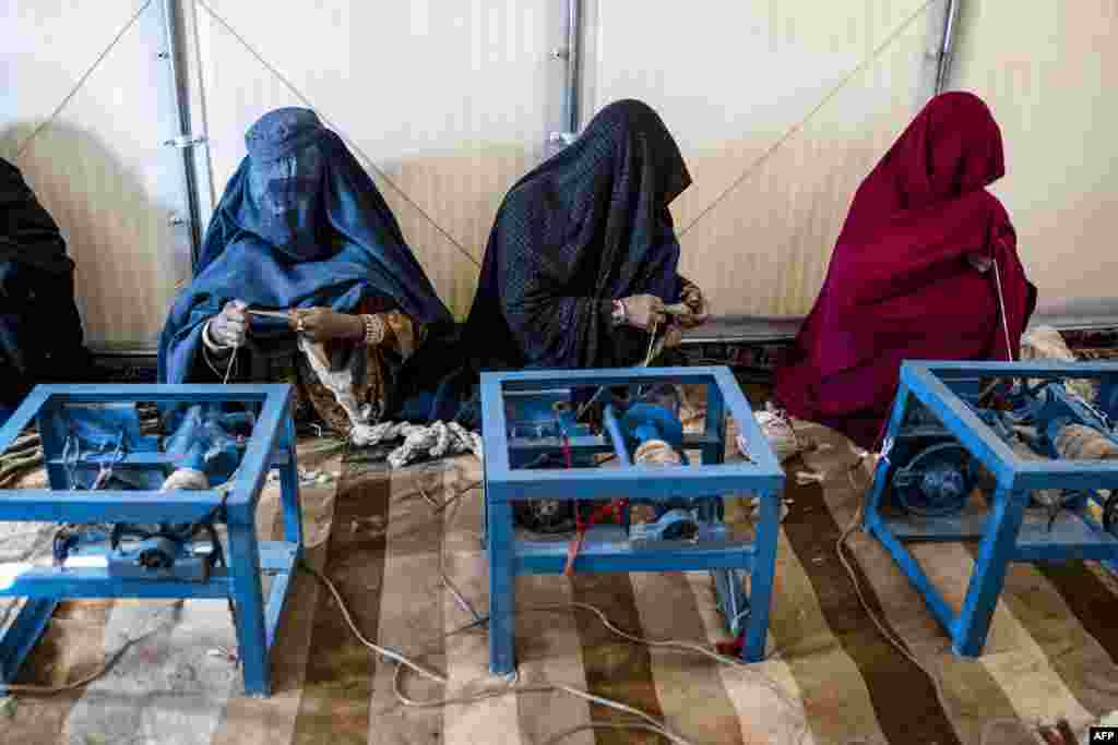 د افغانستان د ښځو د سوداګرۍ خونې مسوولین وايي چې دا مهال د دغه هېواد په خصوصي سکتور کې څه باندې ۹ زره مېرمنې په بېلابېلو سکتورونو کې په کار بوختې دي، خو د تولیداتو د پلور لپاره د کورنیو او بهرنیو بازارونو نشتوالي د سوداګرۍ پر دوام د پام وړ منفي اغېز کړی دی.