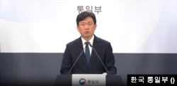 윤민호 한국 통일부 대변인이 26일 정례브리핑을 하고 있다.