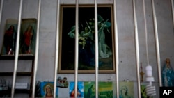 中國廣東省一座地下天主教堂的鐵窗內陳列著天主教的宗教繪畫和人物