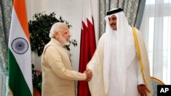 L’Emir du Qatar Cheikh Tamim Ben Hamad Al Thani, à droite, se serre la main du Premier ministre indien Narendra Modi, à Doha, au Qatar, 5 juin 2016. 