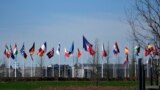 Флаги стран-членов НАТО возле штаб-квартиры в Брюсселе