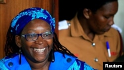 Stella Nyanzi, éminente universitaire ougandaise, devant le tribunal de Buganda Road, accusée de cybercriminalité après avoir publié des dénonciations profanatrices du président Yoweri Museveni sur Facebook, à Kampala, en Ouganda, le 25 avril 2017.