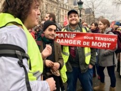 Demonstrators against the government's pension reforms at the Place de la Republique in Paris, Jan. 9, 2020. (Lisa Bryant/VOA)