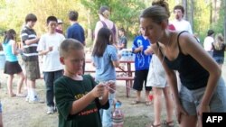 孩子们在加州的探索夏令营中