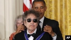 Bob Dylan reçoit la "presidential medal of freedom" décernée par Barack Obama le 29 mai 2012. (AP/Charles Dharapak)