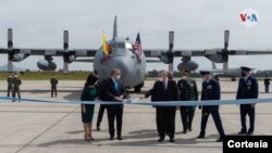 El presidente Iván Duque; el embajador, Philip Goldberg; la canciller, Claudia Blum, y militares colombianos de alto rango, participan en la ceremonia de entrega de la aeronave C- 130. [Foto cortesía].