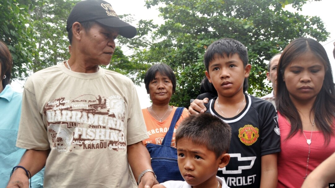 Para anggota keluarga Mary Jane Veloso, terpidana hukuman mati asal Filipina, tiba di pelabuhan feri Wijayapura untuk menyeberang ke Nusakambangan (25/4). (AP/Wagino)