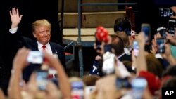 Kandidat presiden AS dari Partai Republik, Donald Trump, tiba dalam acara kampanye di Harrisburg, Pennsylvania, April 2016. (AP/Julio Cortez)