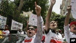 Manifestantes defronte da embaixada síria no Cairo, Egipto