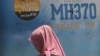 Seorang gadis berdiri di depan papan pesan belasungkawa selama acara Hari Mengenang MH370 di Kuala Lumpur, Malaysia, pada 3 Maret 2019. (Foto: AP)