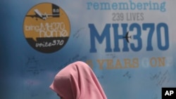 在马来西亚吉隆坡举行的“MH370”事件纪念日活动中，一名女孩站在哀悼留言板前。(美联社：2019年3月3日)