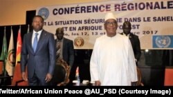 Le chef d'Etat togolais Faure Gnassinbgé, président de la Communauté économique des Etats d'Afrique de l'Ouest (Cédéao), à droite, à côté de son homologue malien Ibrahim Boubacar Keïta lors de l’inauguration du centre de coordination ouest-africain d'aler