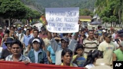 Residents of Rurrenabaque march during a rally in support of the Isiboro Secure Indigenous Territory and National Park in Rurrenbaque, Bolivia, September 28, 2011.
