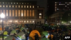 Anggota Kepolisian New York tampak memasuki area perekemahan yang didirikan oleh para demonstran mahasiswa pro-Palestina di dalam Columbia University di Kota New York pada 30 April 2024. (Foto: AFP/Emily Byrski)