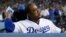 El dominicano juan Uribe saluda al público luego de pegar jonrón de dos carreras que significó la victoria sobre los Bravos de Atlanta en el cuarto juego de la serie.