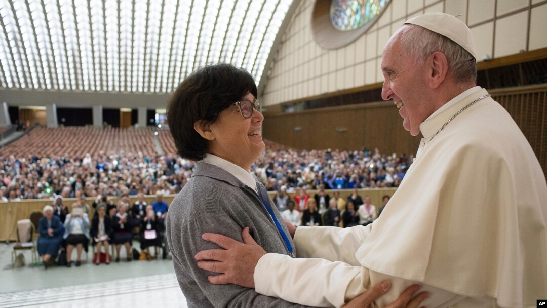 Paus Fransiskus memeluk Suster Carmen Sammut, suster misionaris Our Lady of Africa pada akhir audiensi khusus di Vatikan (12/5). 