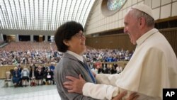 Paus Fransiskus memeluk Suster Carmen Sammut, suster misionaris Our Lady of Africa pada akhir audiensi khusus di Vatikan (12/5). 