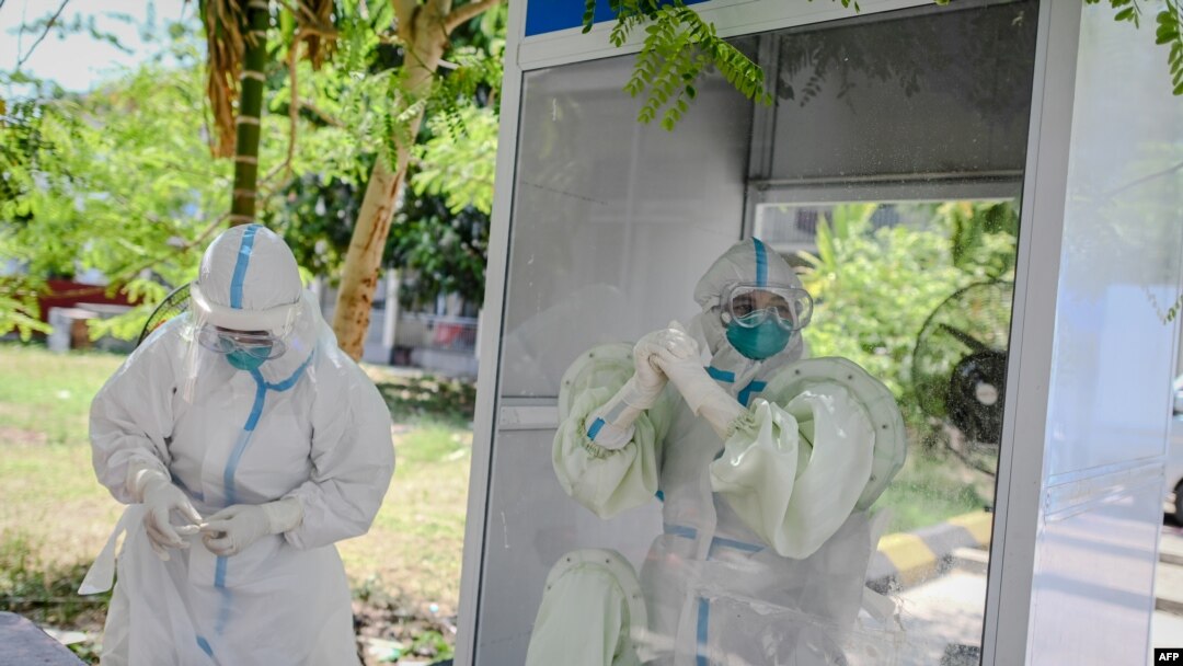 ရန်ကုန်မြို့ရှိ Quarantine စင်တာတခုတွင် COVID-19 ရောဂါ ရှိ၊ မရှိ စစ်ဆေးပေးနေကြတဲ့ ကျန်းမာရေးဝန်ထမ်းများ (မေ ၁၆၊ ၂၀၂၀)