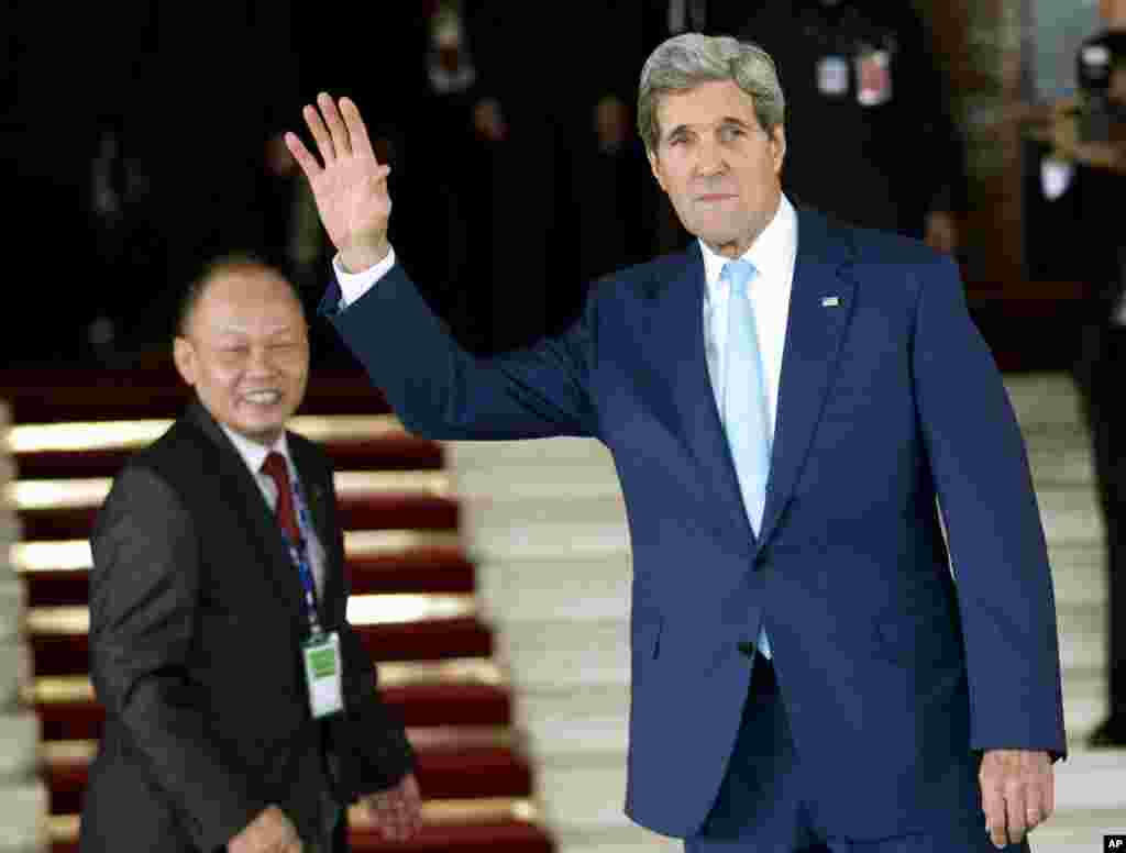 Menteri Luar Negeri AS John Kerry saat tiba di Gedung DPR/MPR RI untuk pelantikan Presiden Joko Widodo (20/10). (AP/Mark Baker)