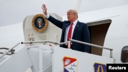 Presiden Amerika Serikat Donald Trump di tangga pesawat Kepresidenan AS 'Air Force One", 4 Oktober 2018. (Foto: dok).