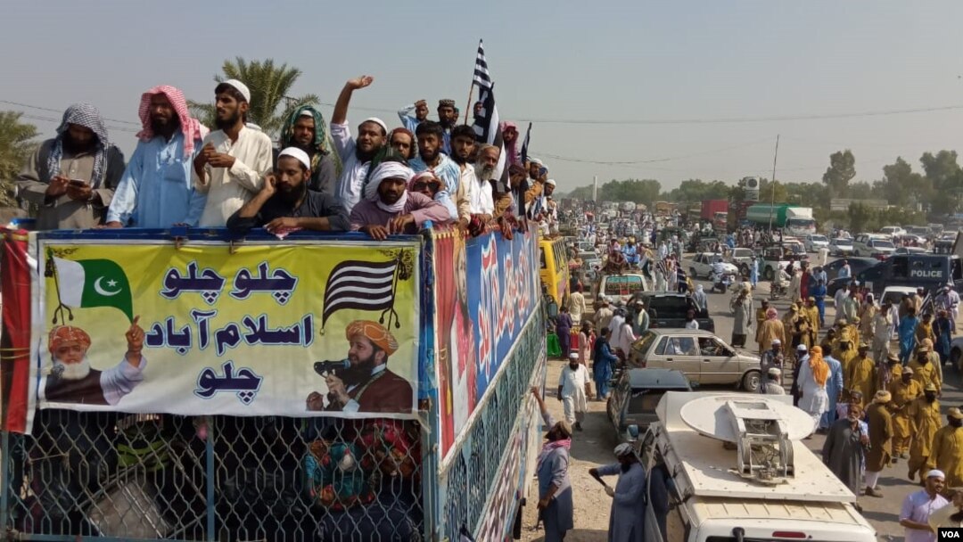 جے یو آئی (ف) کے 'آزادی مارچ' کے شرکا نے اتوار کی شب لاڑکانہ میں قیام کیا۔