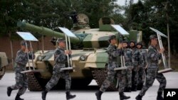 中国装甲兵工程学院学员准备演习