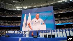 El futbolista francés Kylian Mbappé es presentado como jugador del Real Madrid en el estadio Santiago Bernabéu que lució repleto, el 16 de julio de 2024.