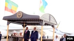 Ra'isulwasaaraha Itoobiya Abey iyo Madaxweynaha Gelle oo wada taagan garoonka Jabuti