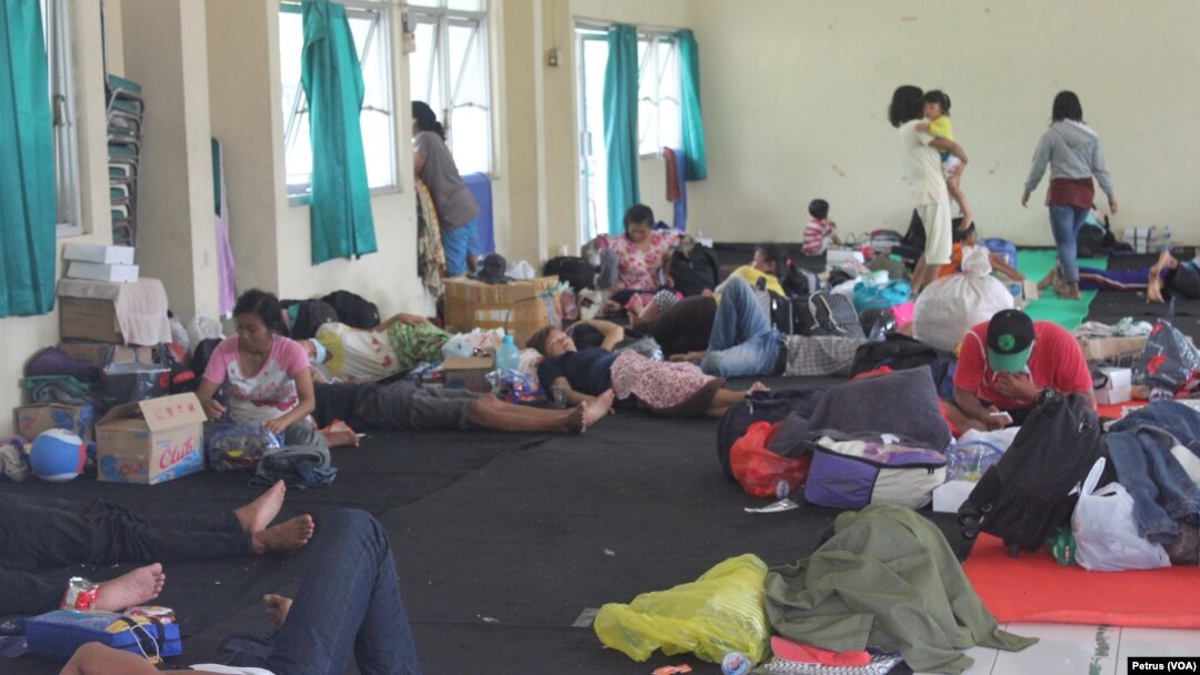 Mantan pengikut Gafatar asal Jawa Timur beristirahat di Wisma Transito, Disnaker Provinsi Jawa Timur di Surabaya, sebelum dipulangkan ke Kabupaten dan kota asal mereka, Senin (1/2). (Foto: VOA/Petrus).