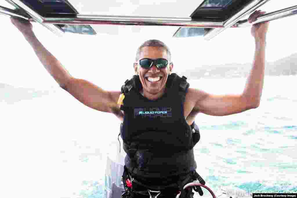 Barack Obama apprend à faire du kitesurf lors de ses vacances sur l&#39;Ile Necker, Hawaï, janvier 2017. (Photo Jack Brockway)