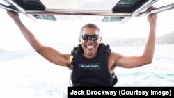 Barack Obama apprend à faire du kitesurf lors de ses vacances sur l'Ile Necker, Hawaï, janvier 2017. (Photo Jack Brockway)