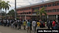 Pessoas no exterior da sede do Governo de Benguela, Angola