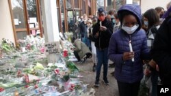 دسته های گل به یاد معلم فرانسوی که با چاقو به قتل رسید
