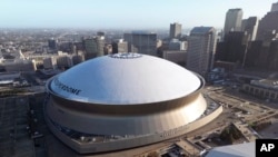 New Orleans'taki Caesars Superdome stadyumunun havadan görüntüsü.